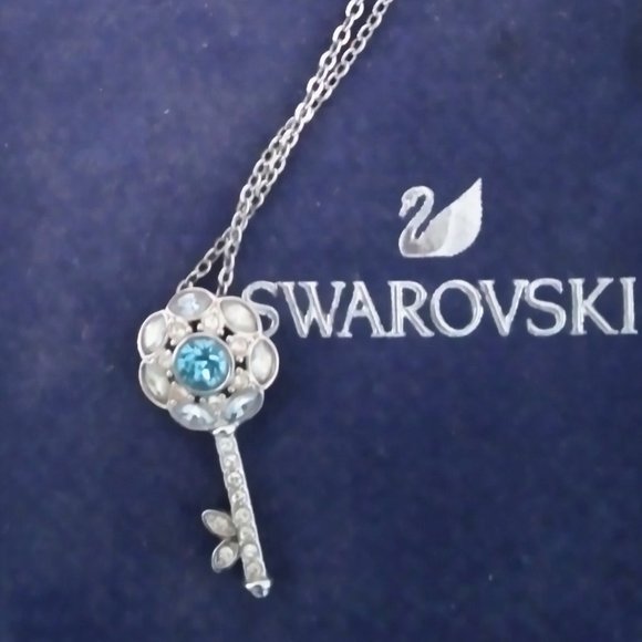 SWAROVSKI Key Necklace BRAND NEW - Picture 1 of 3